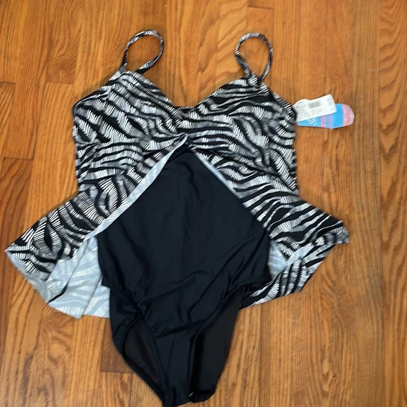 Swim Solutions Twist-Front Flyaway Fauxkini One-Piece Swimsuit plus size 18 NWT - Picture 3 of 8